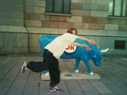 Krönikören i Stockholm, 2004 (notera gärna mittbenan och storleken på byxorna).