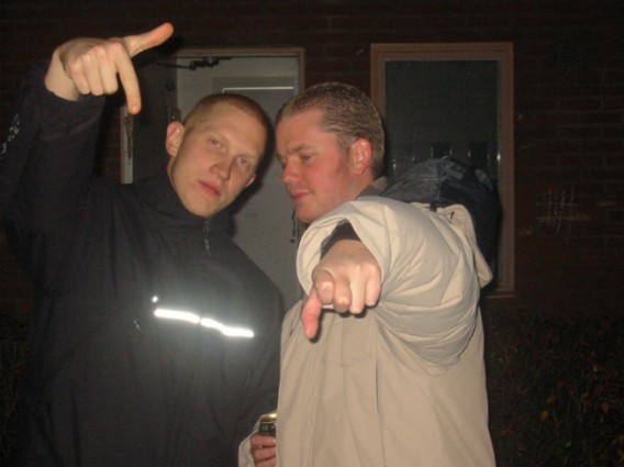Ola och Markus gör ännu ett klassiskt gangsign.
